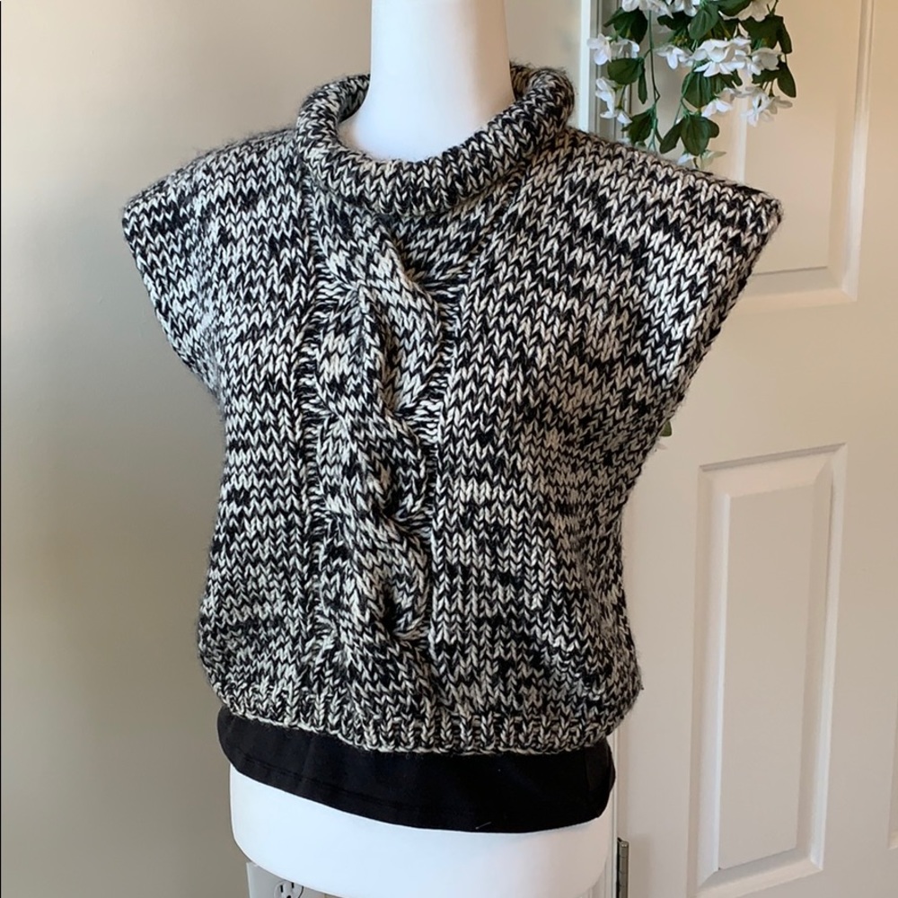 Hand knit EvanPicone wool vestsweater. Black/ivory